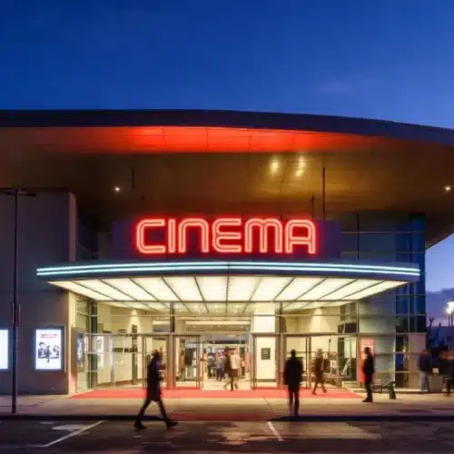 Façade du cinéma CGR de Tarbes illuminée à la tombée de la nuit