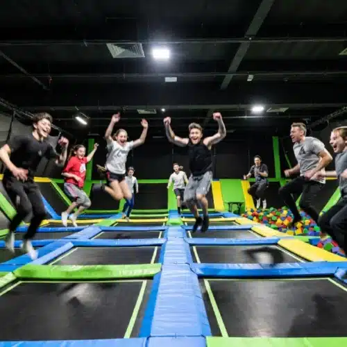 Groupe d’amis sautant au trampoline park UP2PLAY près de Tarbes